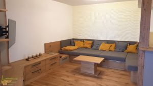 Sofa Couch Zierkissen Senf Couchtisch Wohnzimmer Unterschränke TV-Wand Stauraum