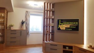 Wohnzimmerverbau Leseecke Fernseher sonnenverbranntes Holz Eiche furniert Stauraum LED Licht