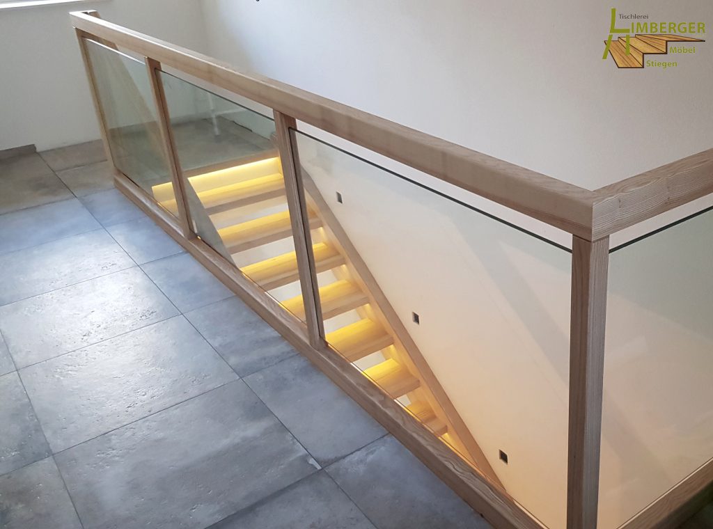 Brüstung Geländer Stiege Treppe Massivholz Holz Glas Klarglas Beleuchtung LED Fliesen
