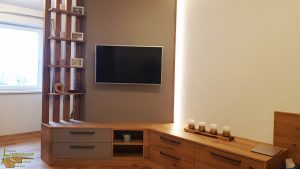 TV-Wand indirekte Beleuchtung Regal Materialkombination Eiche wild Dekorspanplatte Massivholz
