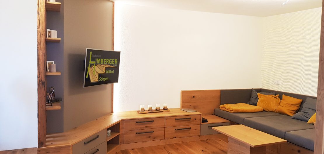 Flachbildfernseher Eiche astig Couch Sofa Couchtisch Laden Stauraum Sunwood indirekte Beleuchtung LED Regal