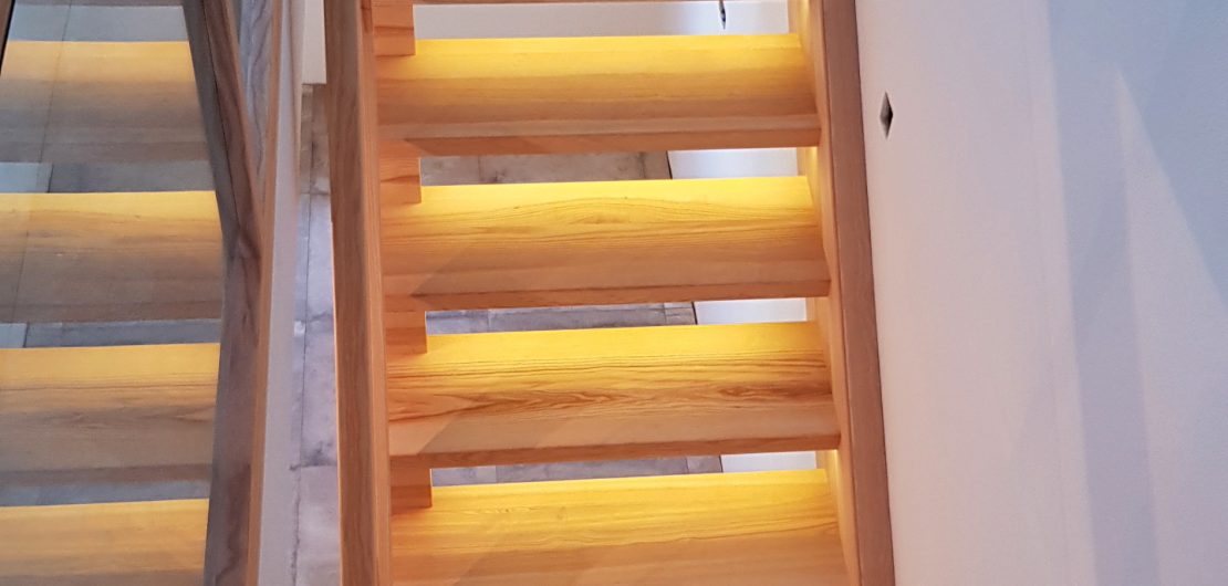 Treppe Stiege Beleuchtung LED Geländer Brüstung Massivholz Esche Braunesche