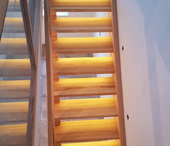 Treppe Stiege Beleuchtung LED Geländer Brüstung Massivholz Esche Braunesche